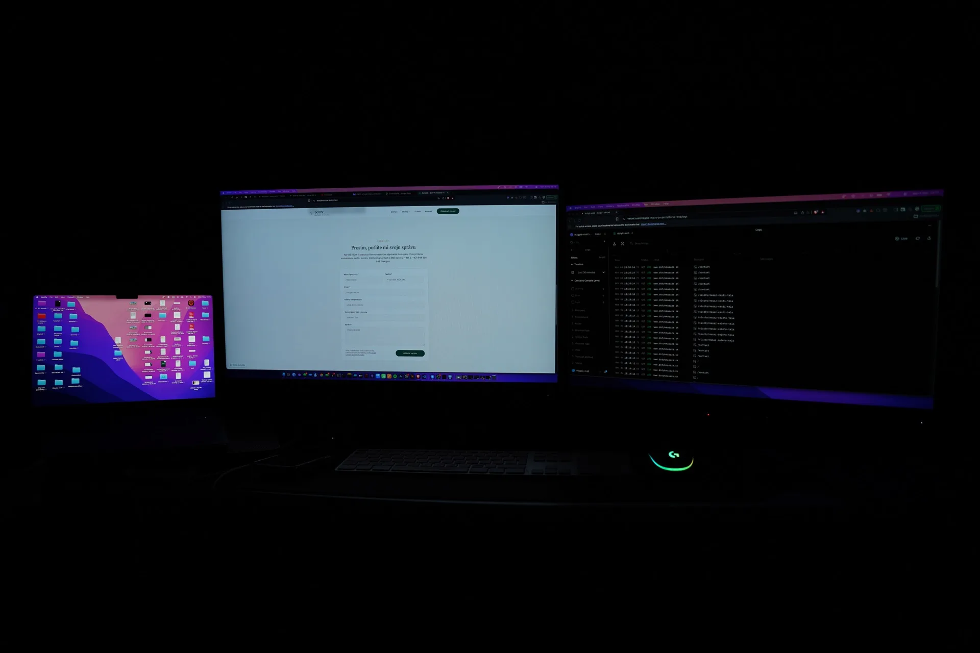 Pracovný stôl s viacerými monitormi pri tvorbe webstránky — vývojárske prostredie Straka Digital.