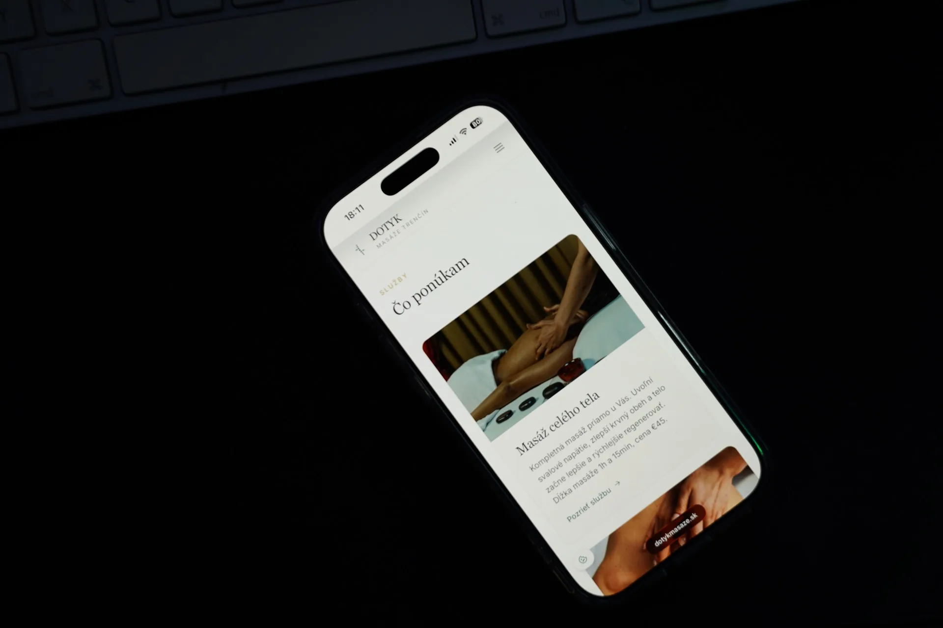 Mobilný telefón zobrazujúci responzívnu webstránku Dotyk masáže Trenčín — ukážka webu optimalizovaného pre telefón.